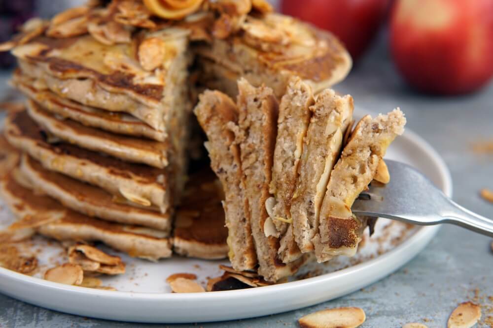 Apfelpfannkuchen mit karamellisierten Mandeln
